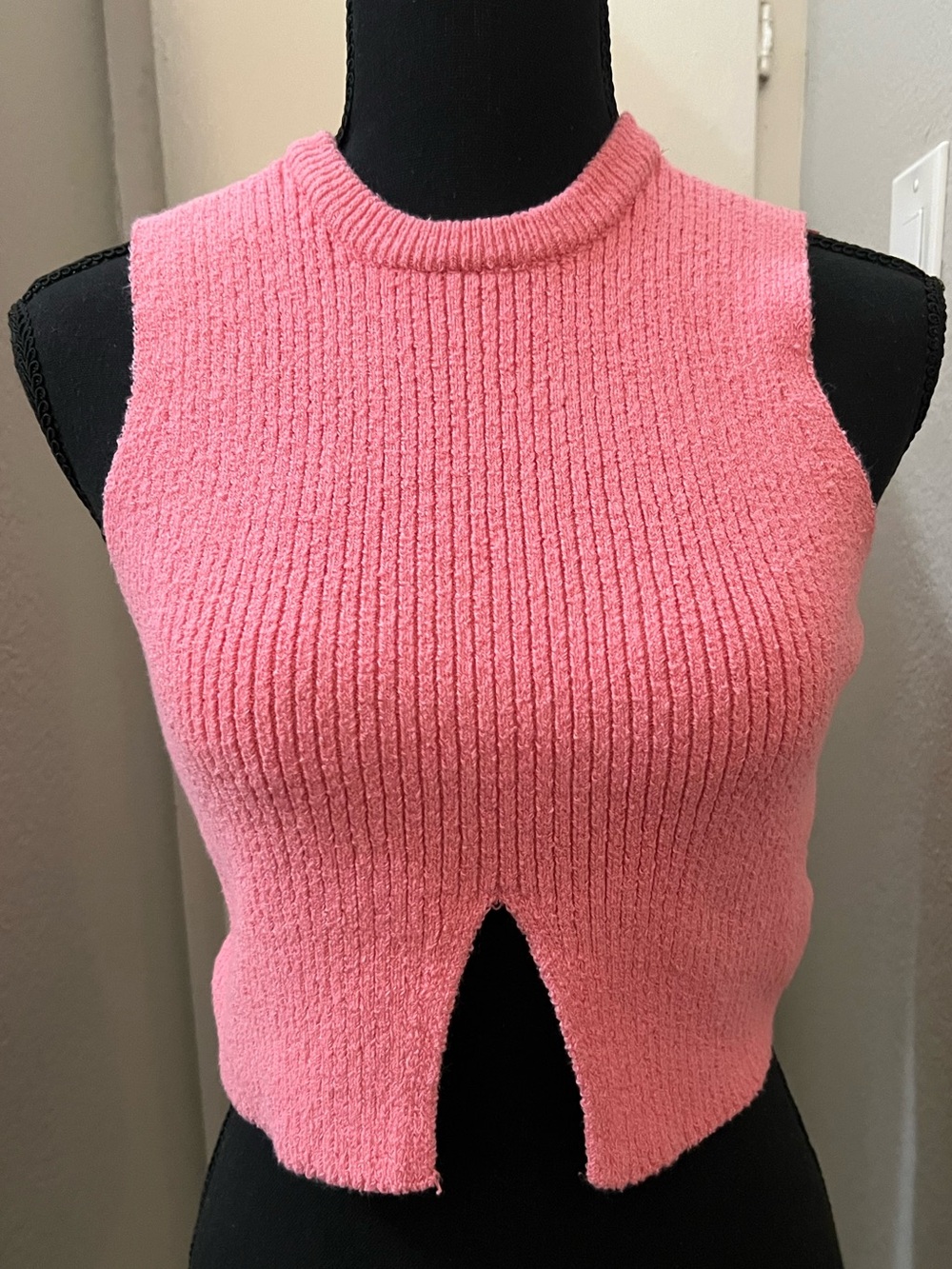 Zara Pink Ribbed Sleeveless Crop Tank with Front Cutout